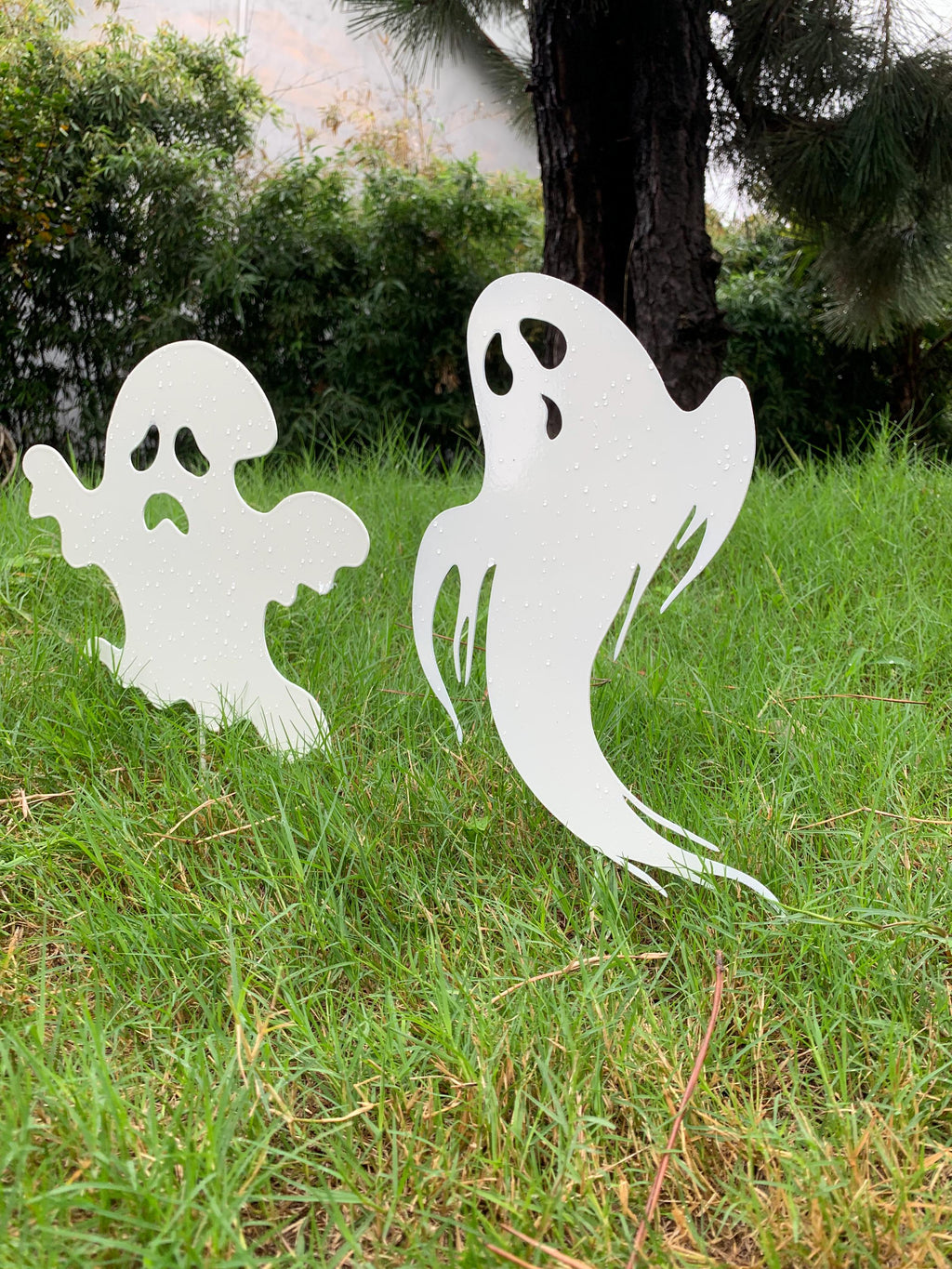 2pcs Halloween Ghost Metal Yard Sign, Funny Metal Decor, Spooky Outdoor Garden Decor Set, Witch Design Metal Stake, Metal Ghost Yard Art