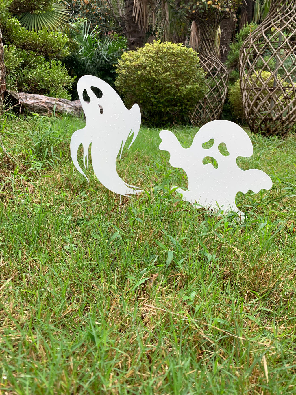 2pcs Halloween Ghost Metal Yard Sign, Funny Metal Decor, Spooky Outdoor Garden Decor Set, Witch Design Metal Stake, Metal Ghost Yard Art